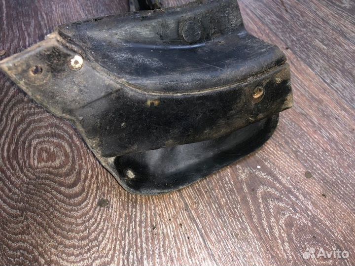 Брызговик задний правый Toyota Corolla Ceres AE100