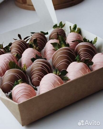 Набор из клубники в шоколаде Молочно-розовый