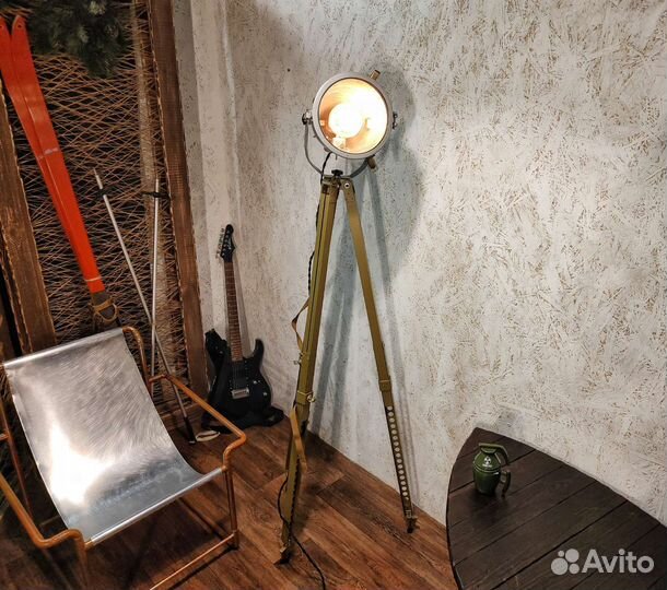 Прожектор на штативе