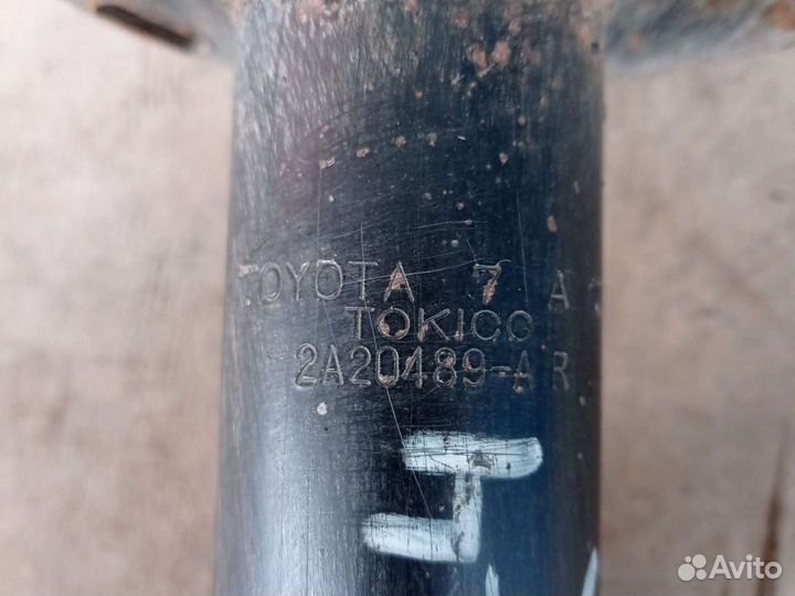 Передняя правая стойки Toyota RAV4 2008 год