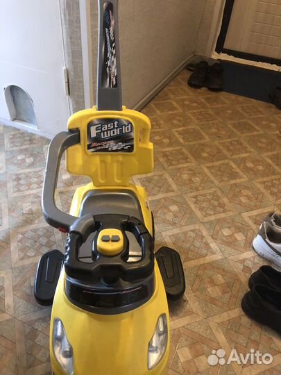 Детская машинка каталка с ручкой