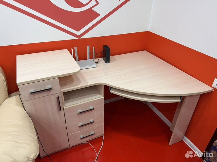 Компьютерный стол угловой