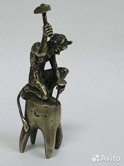 Статуэтка черт на зубе.клеймо