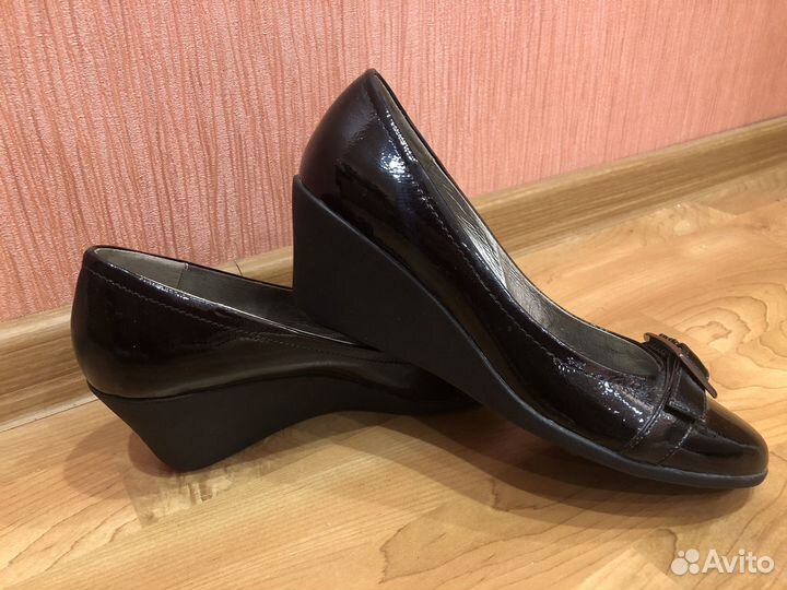 Продам новые туфли, лаковые, размер 38-39