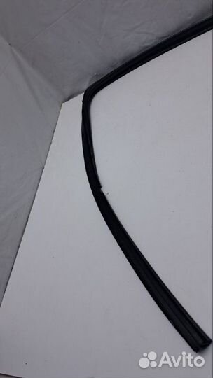 Уплотнительная резинка боковой двери задняя правая