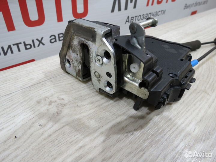 Замок двери задний правый Toyota Camry 50