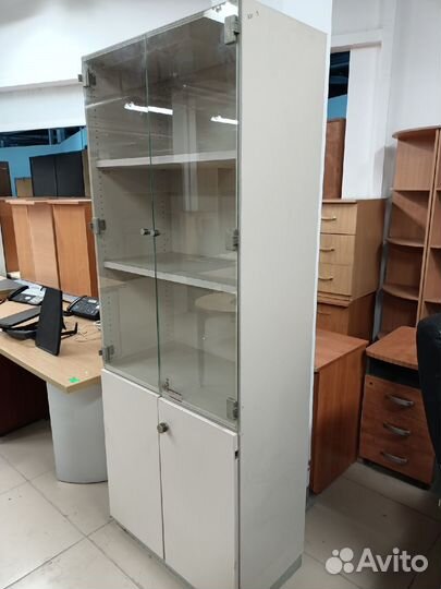 Шкаф со стеклом Б.У