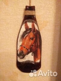 Картина с лошадью на плоской бутылке