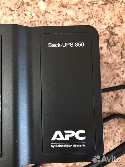 Источник бесперебойного питания APC 850VA/520W
