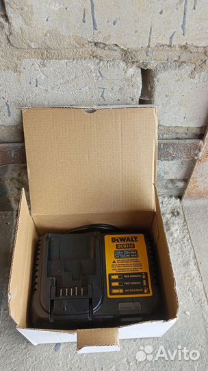 Зарядное устройство dewalt dcb112