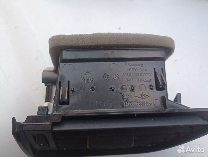 Дефлектор воздушный левый Skoda Octavia A7