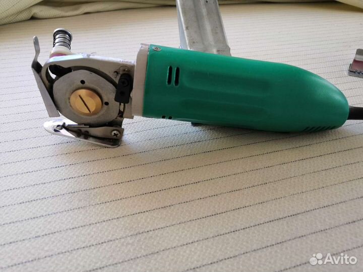 Дисковый нож для раскроя ткани настилом