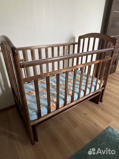 Детская кроватка с маятником