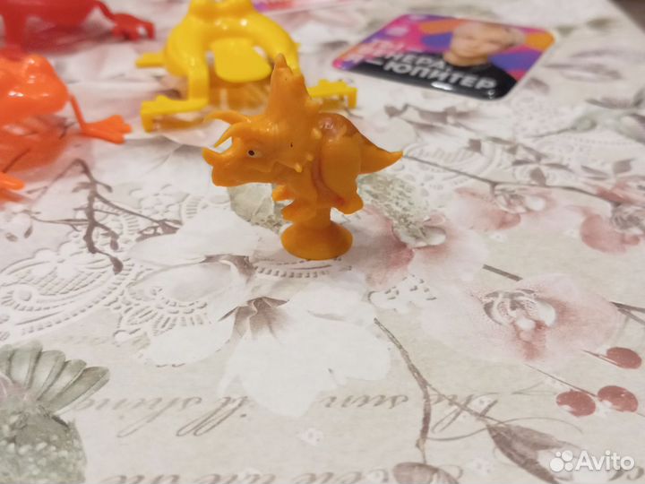 Завры и игрушки киндер на присосках обмен/продажа