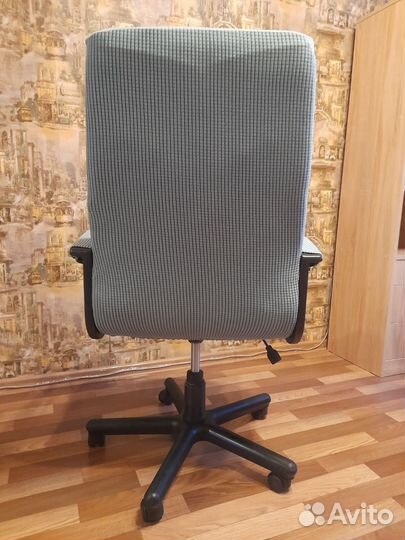 Компьютерное кресло бу в чехле