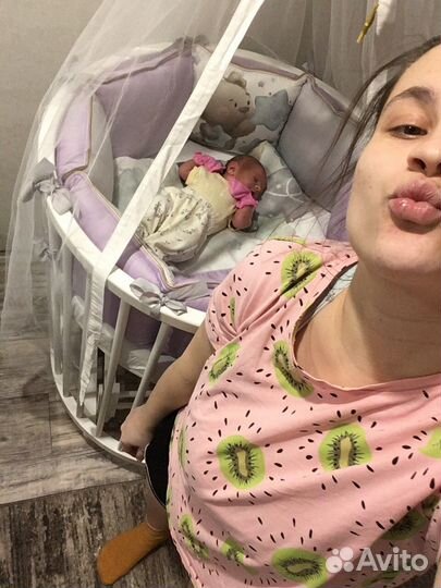 Детская кроватка с маятником круглая