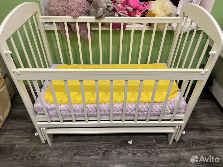 Детская кроватка с маятником