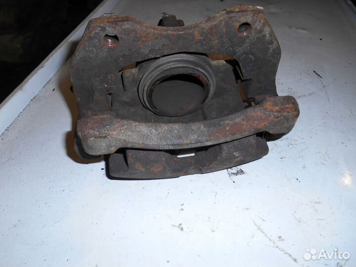 Суппорт передний левый Nissan Almera N16