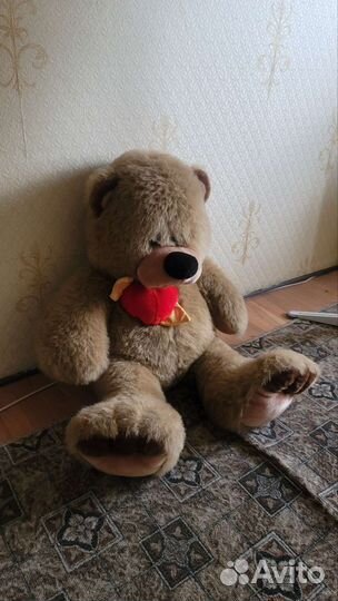 Большой плюшевый медведь