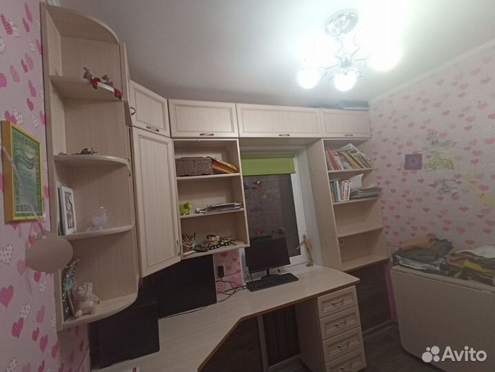 Угловой письменный стол с полками