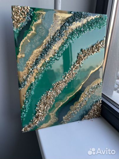 Интерьерная картина из эпоксидной смолы изумрудная
