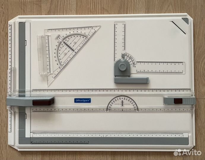 Чертежная доска с рейсшиной