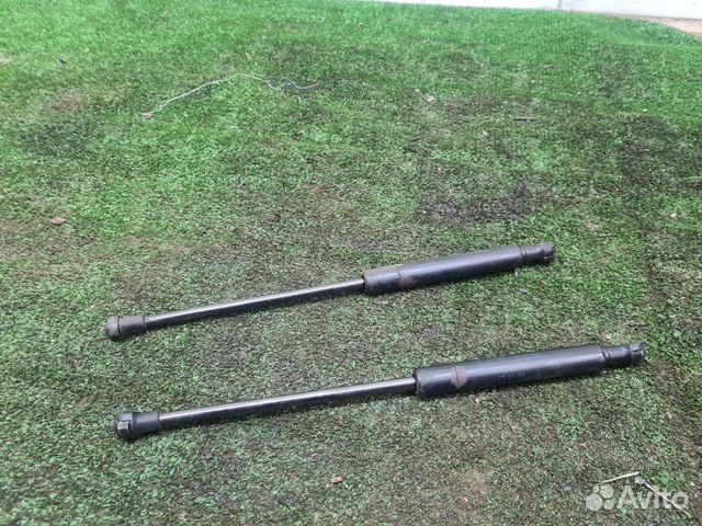 Амортизатор стекла багажника Touareg 1