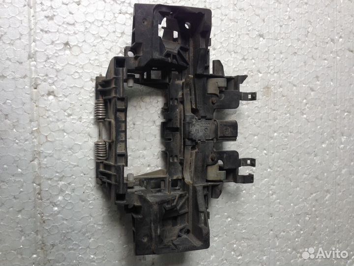 Кронштейн ручки дверной на Audi A8 D3