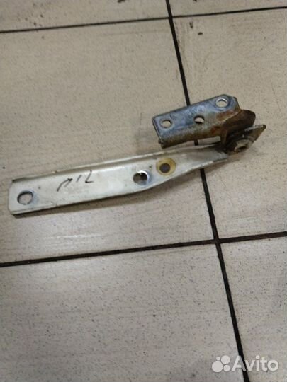 Петля капота передняя левая Audi 100 AAR 1994