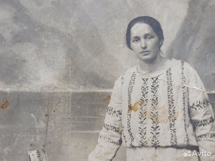 Старинное фото Девушка Женщина у стола