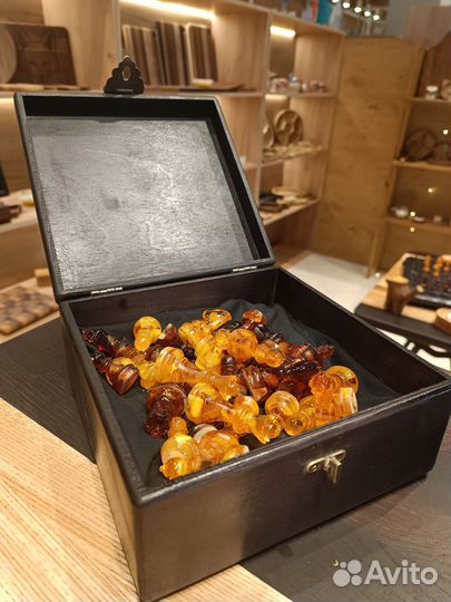 Янтарные шахматные фигуры в шкатулке