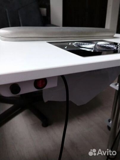 Маникюрный стол с вытяжкой