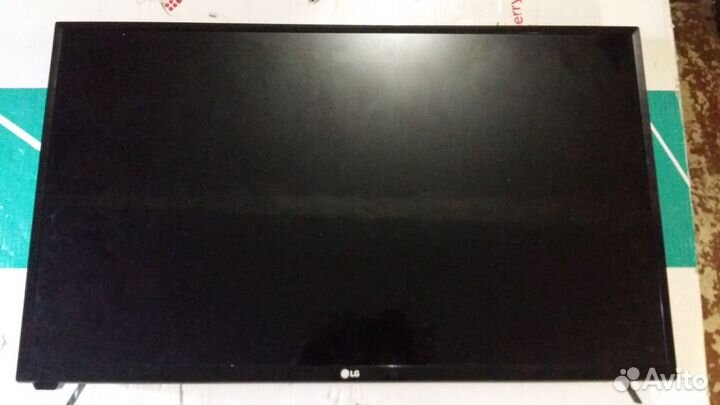 Телевизор LG 32LJ500U - разбор