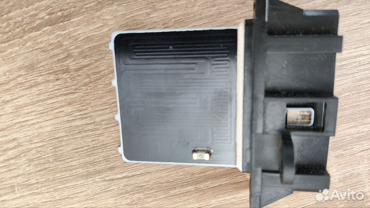 Резистор вентилятора отопителя Nissan Qashqai j10