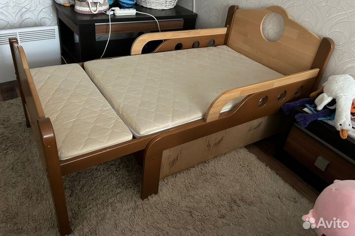 Деревянная детская кровать в виде корабля