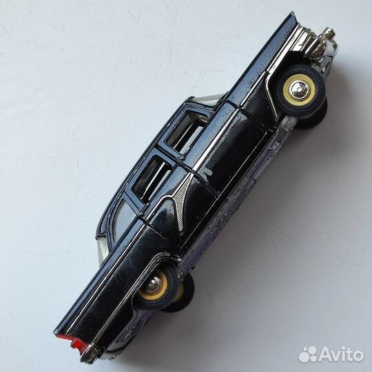Модель автомобиля 1:43 чайка газ-13 СССР игрушка