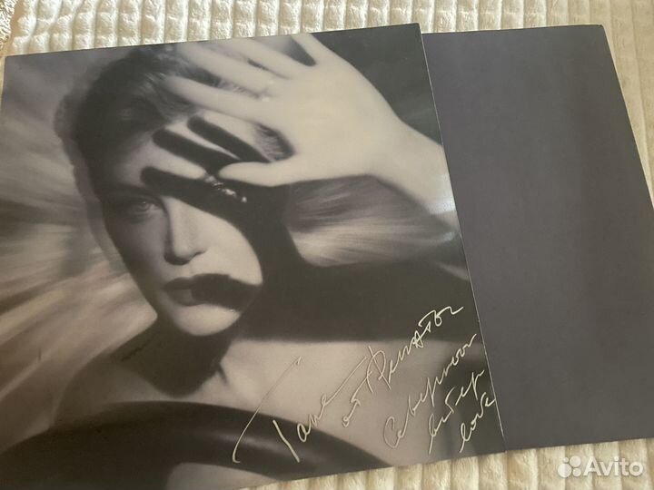 Пластинка Земфиры с подписью Ренаты Литвиновой