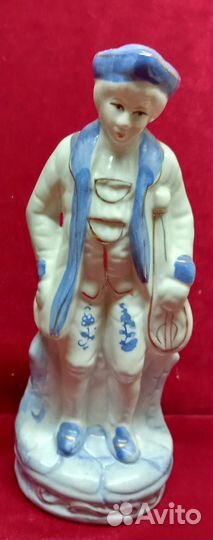 Фарфоровая статуэтка 