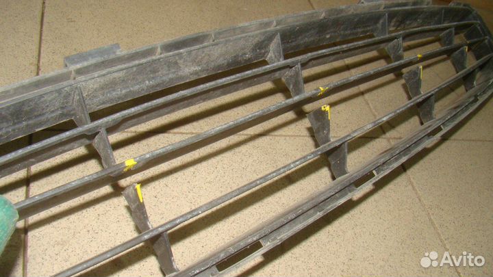 Решетка в бампер центральная Toyota Corolla (E150