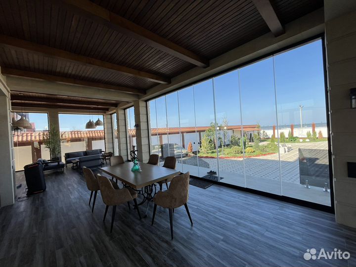 Раздвижное безрамное остекление