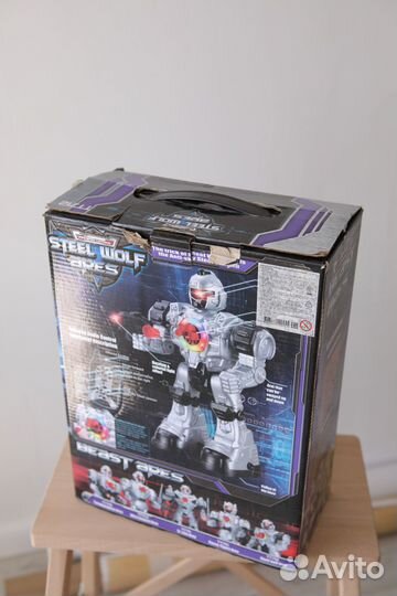 Игрушка робот на пульте управления