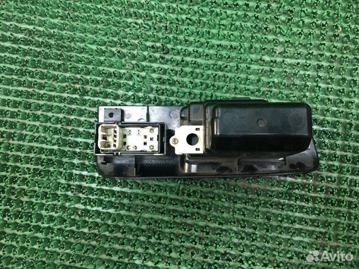 Кнопка управления стеклоподъемником задняя левая