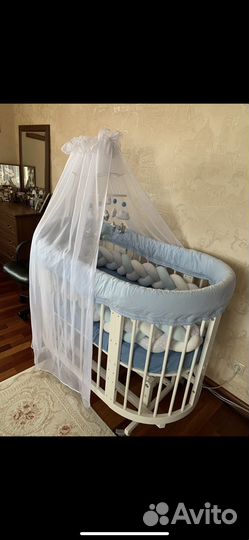 Детская кроватка с маятником