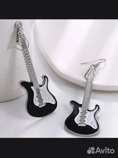 Серьги в виде гитары