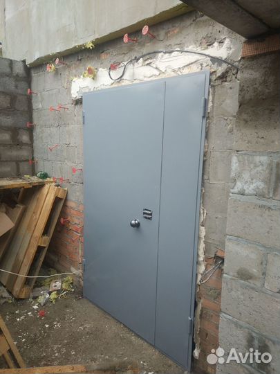 Тамбурная дверь