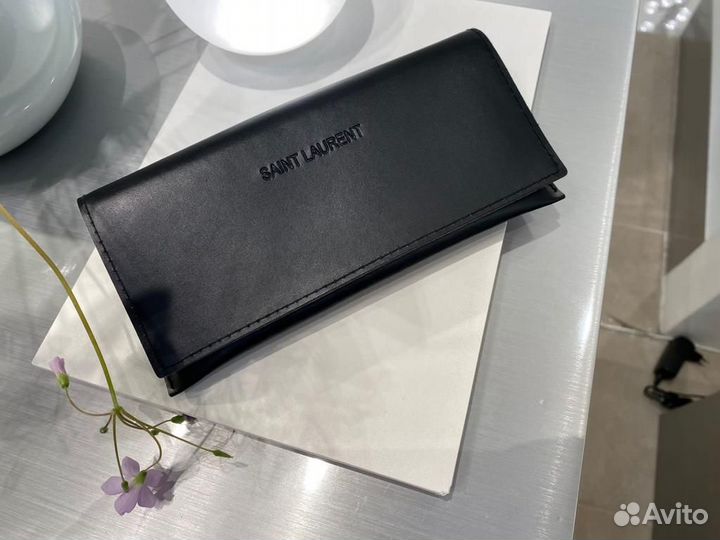 Женские солнцезащитные очки Saint Laurent