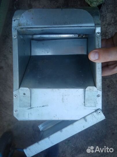 Бункерная кормушка для кроликов с крышкой