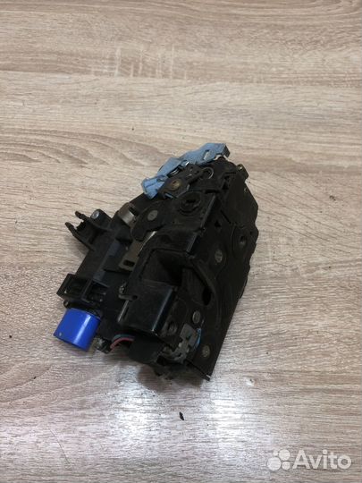 Замок двери задний правый Фольксваген Тоуран