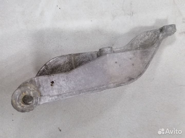 Кронштейн двигателя Volkswagen Passat B3 1988-1993