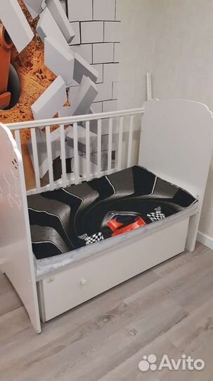 Кроватка детская с маятником